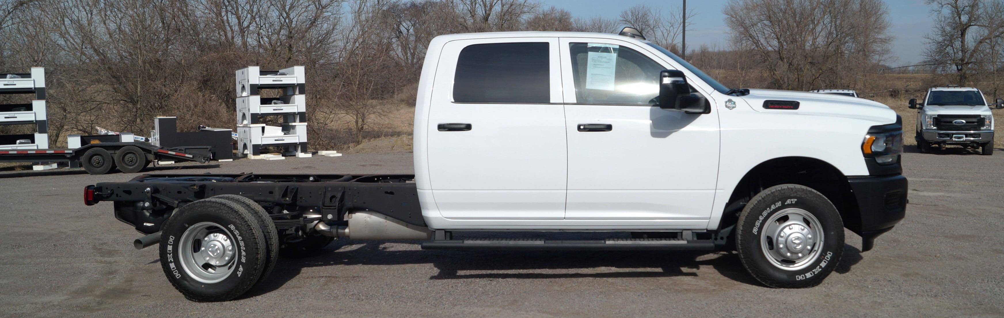2023 RAM 3500 Tradesman - Cab Chassis - 4WD 6.4L V8 HEMI image 4
