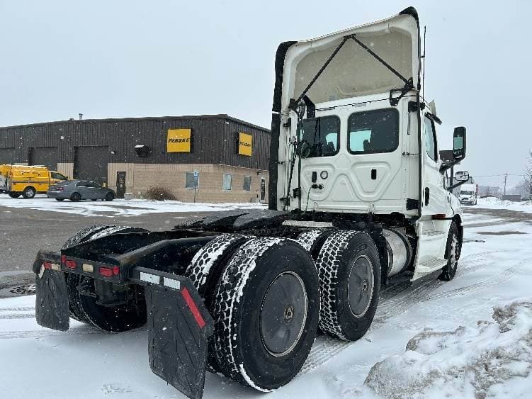 2019 Freightliner Cascadia 126 Day Cab Truck - 410HP, 10 Speed Manual image 7