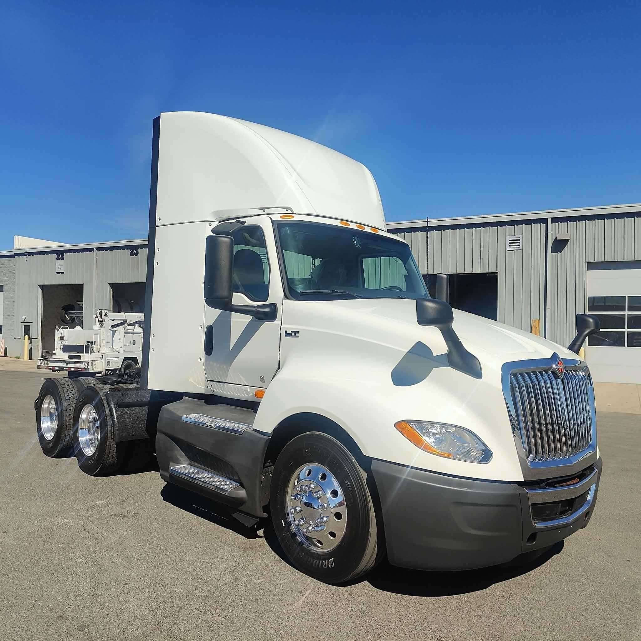 2021 International LT625 image 3