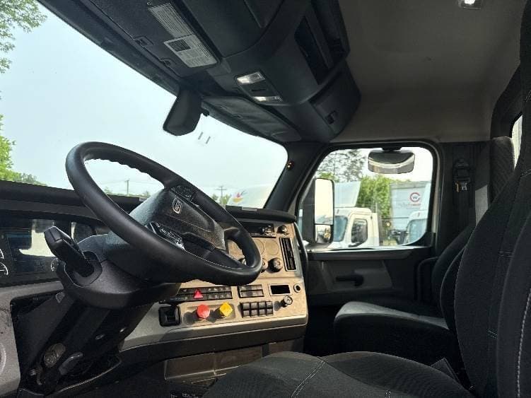2019 Freightliner Cascadia 126 Day Cab Truck - 435HP, 12 Speed Automatic image 10