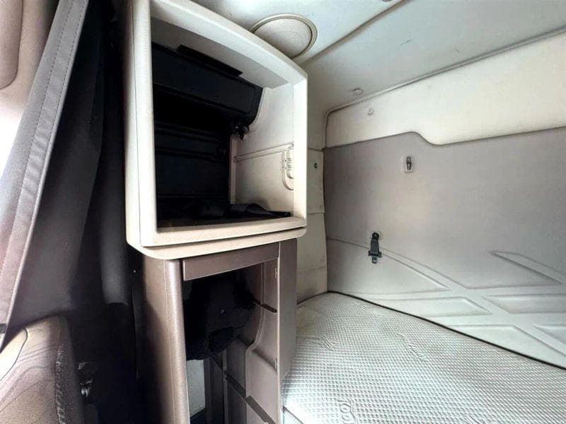 2012 Volvo VNL image 27