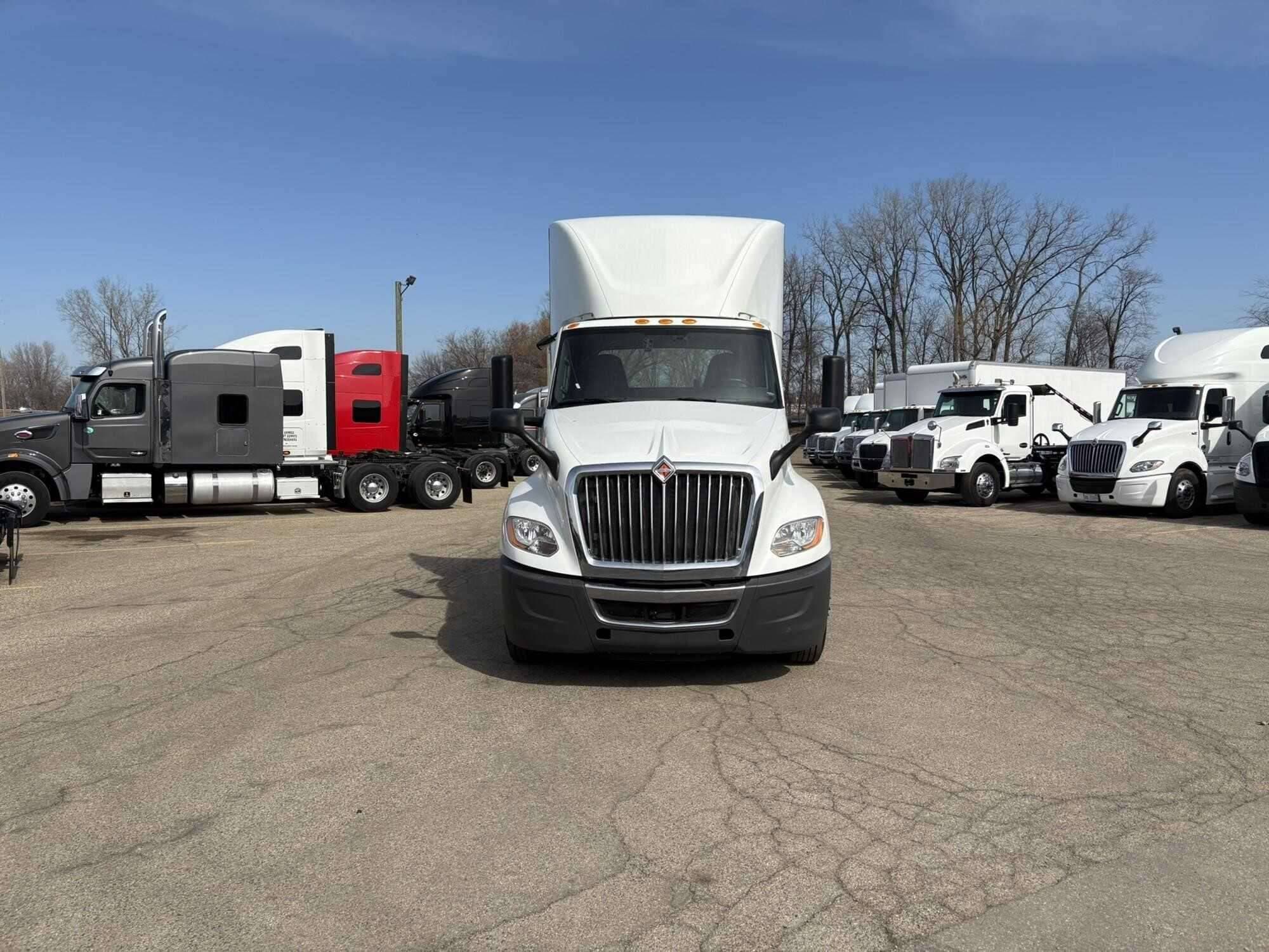 2021 International LT625 image 3