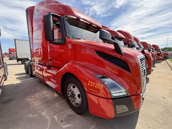 2023 Volvo VNL64T760 image 1