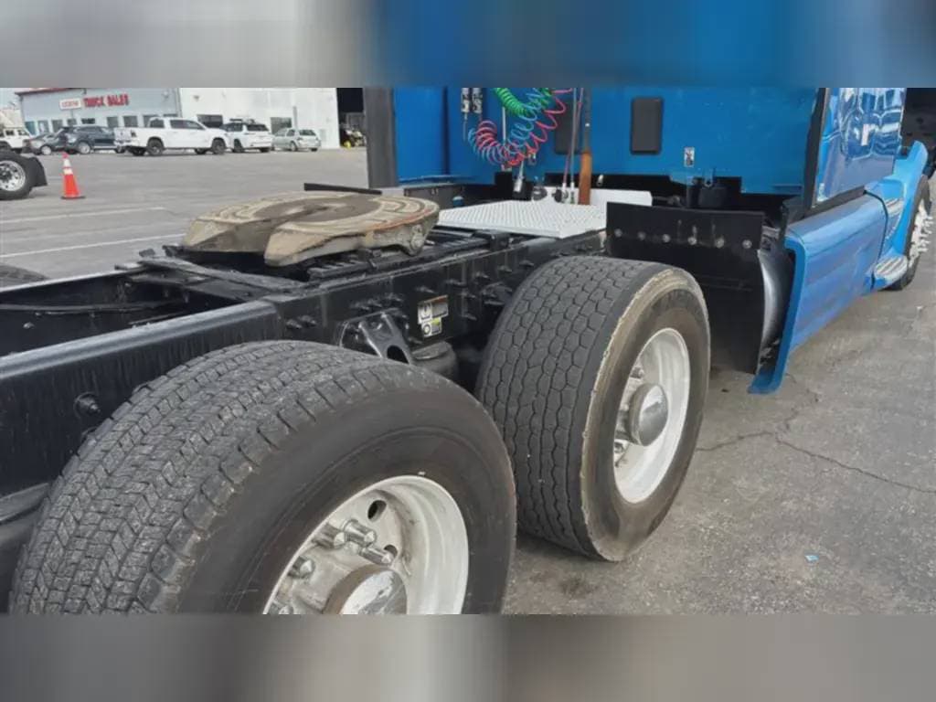 2022 Peterbilt 579 image 3