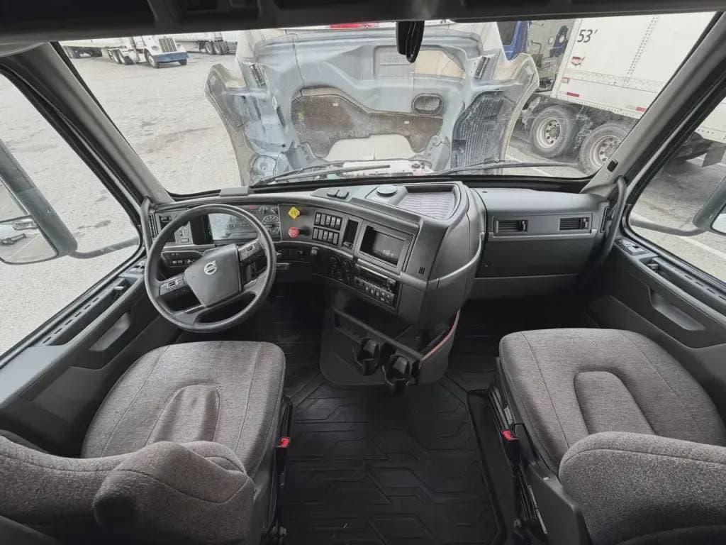 2022 Volvo VNL image 4