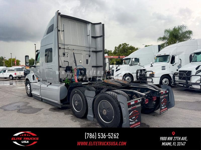 2020 International LT image 3