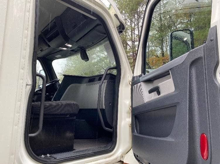 2019 Freightliner Cascadia 126 Day Cab Truck - 435HP, 12 Speed Automatic image 12