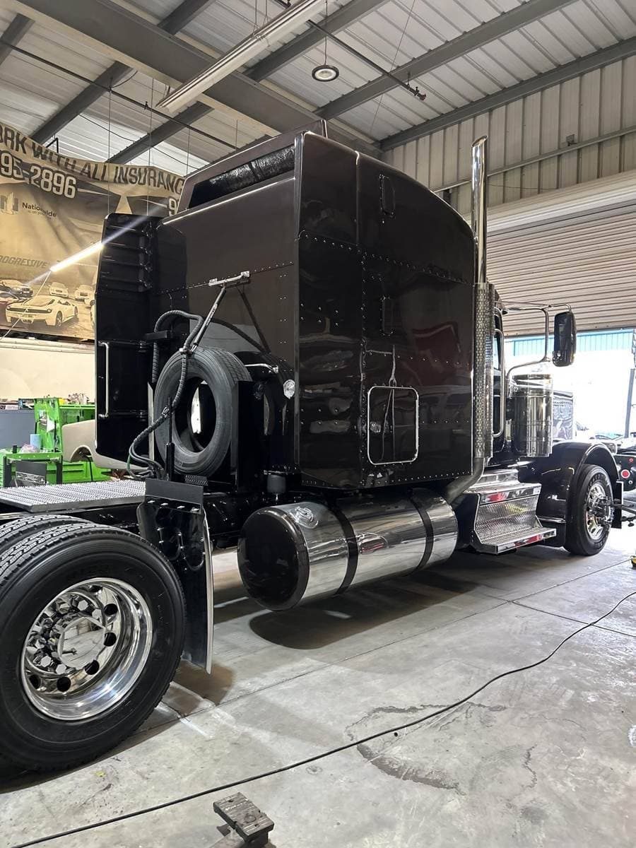 2023 Peterbilt 389 image 3