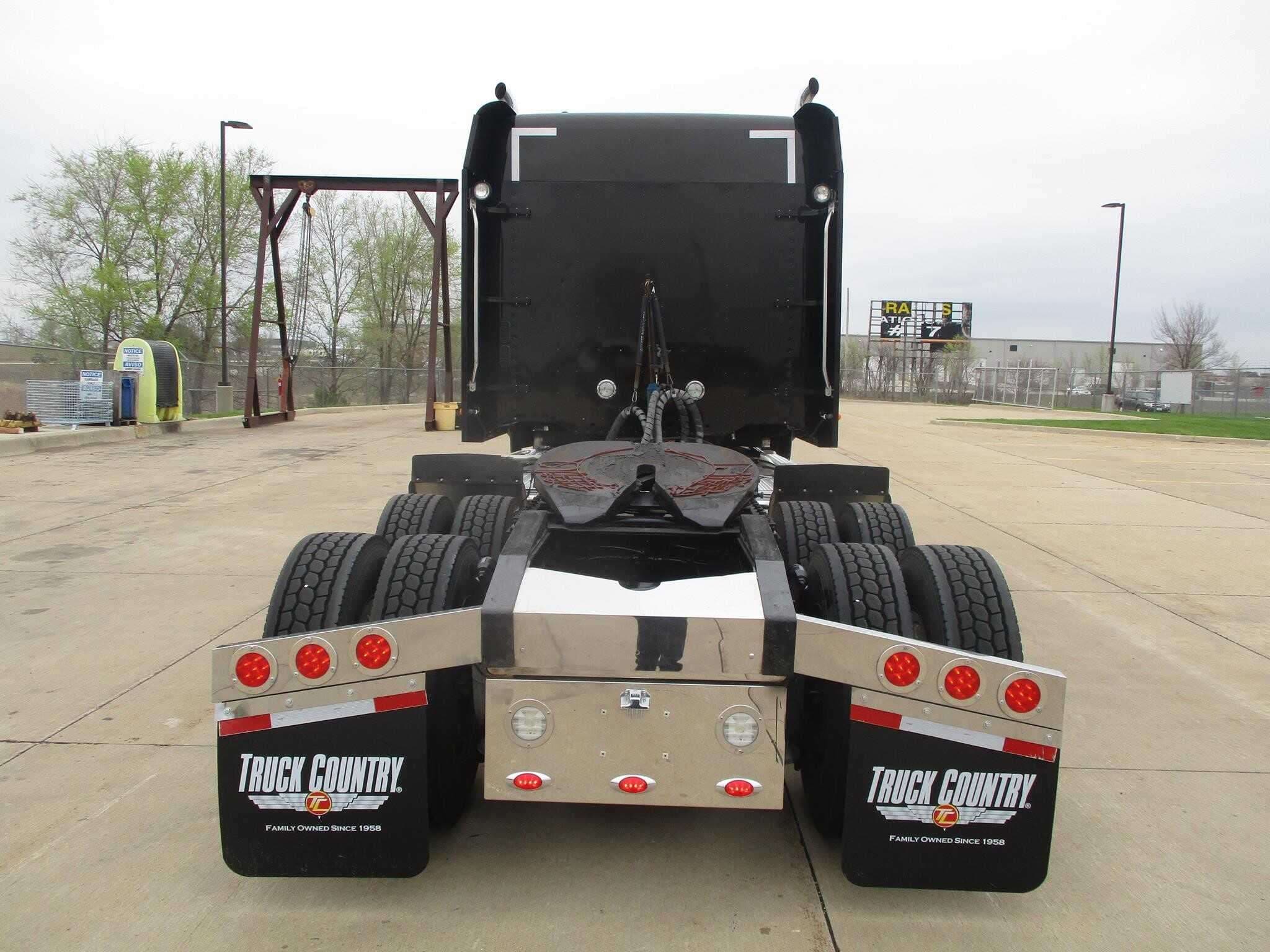 2022 Freightliner SD122 image 2
