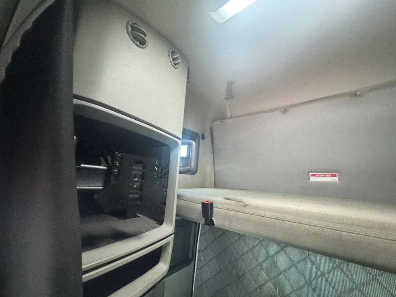 2020 Volvo VNL image 24