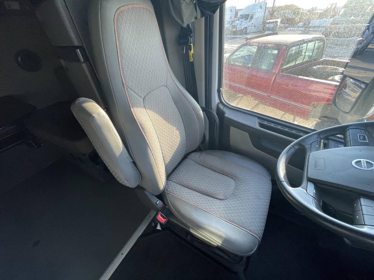 2024 Volvo VNL image 10