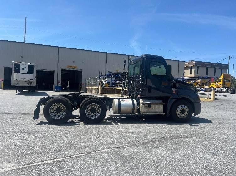 2019 Freightliner Cascadia 126 Day Cab Truck - 455HP, 12 Speed Automatic image 8