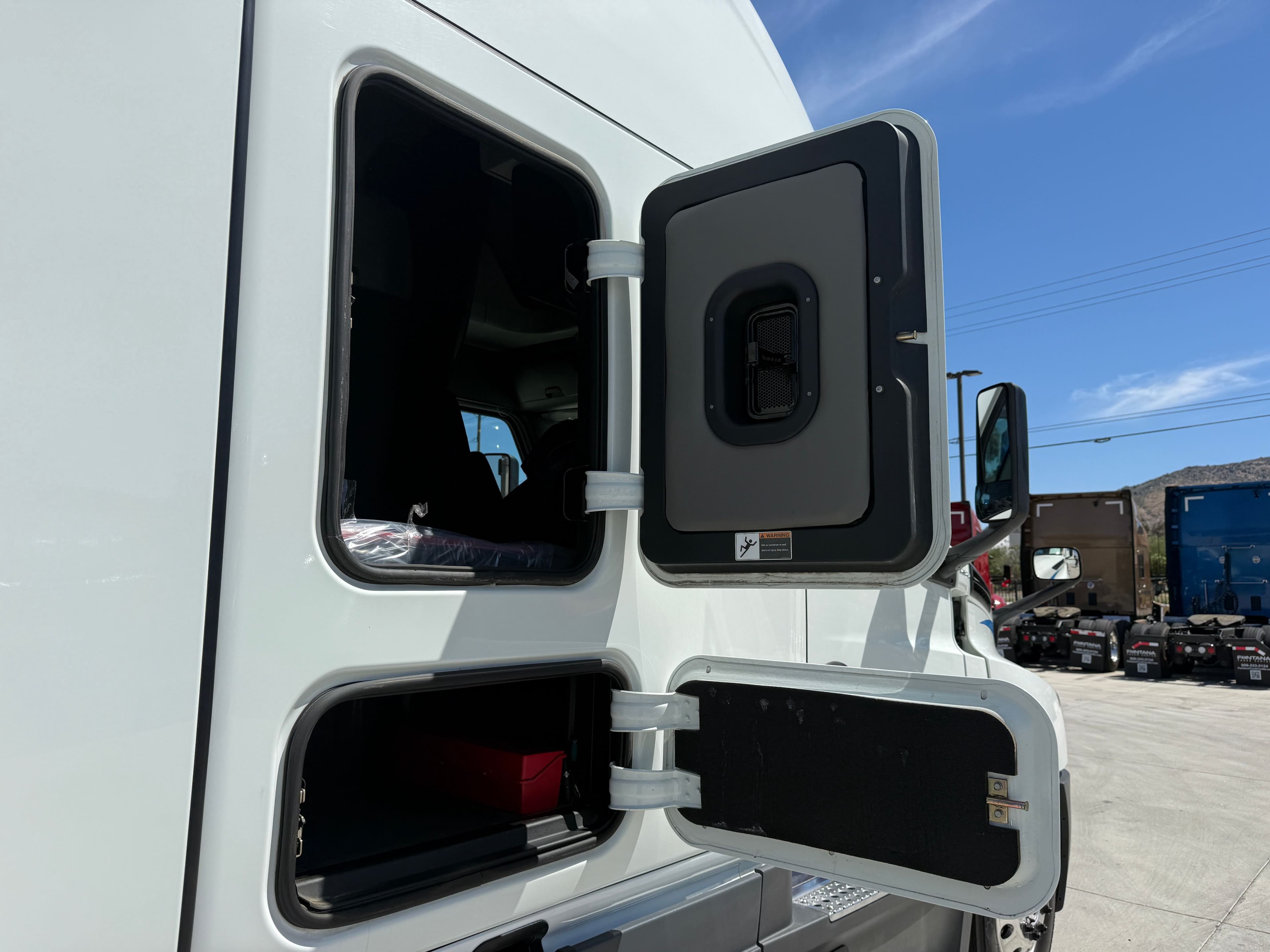 2021 Freightliner Cascadia 126 image 16