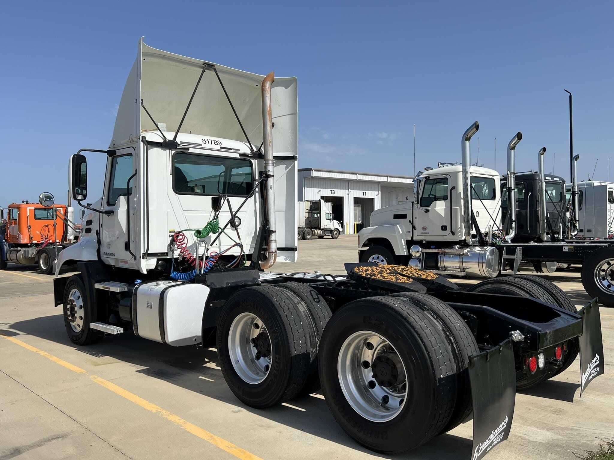 Used 2017 MACK 600 Conventional - Day Cab image 5
