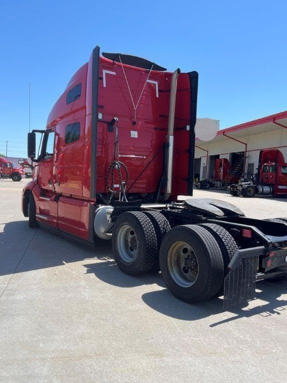 2023 Volvo VNL64T760 image 6
