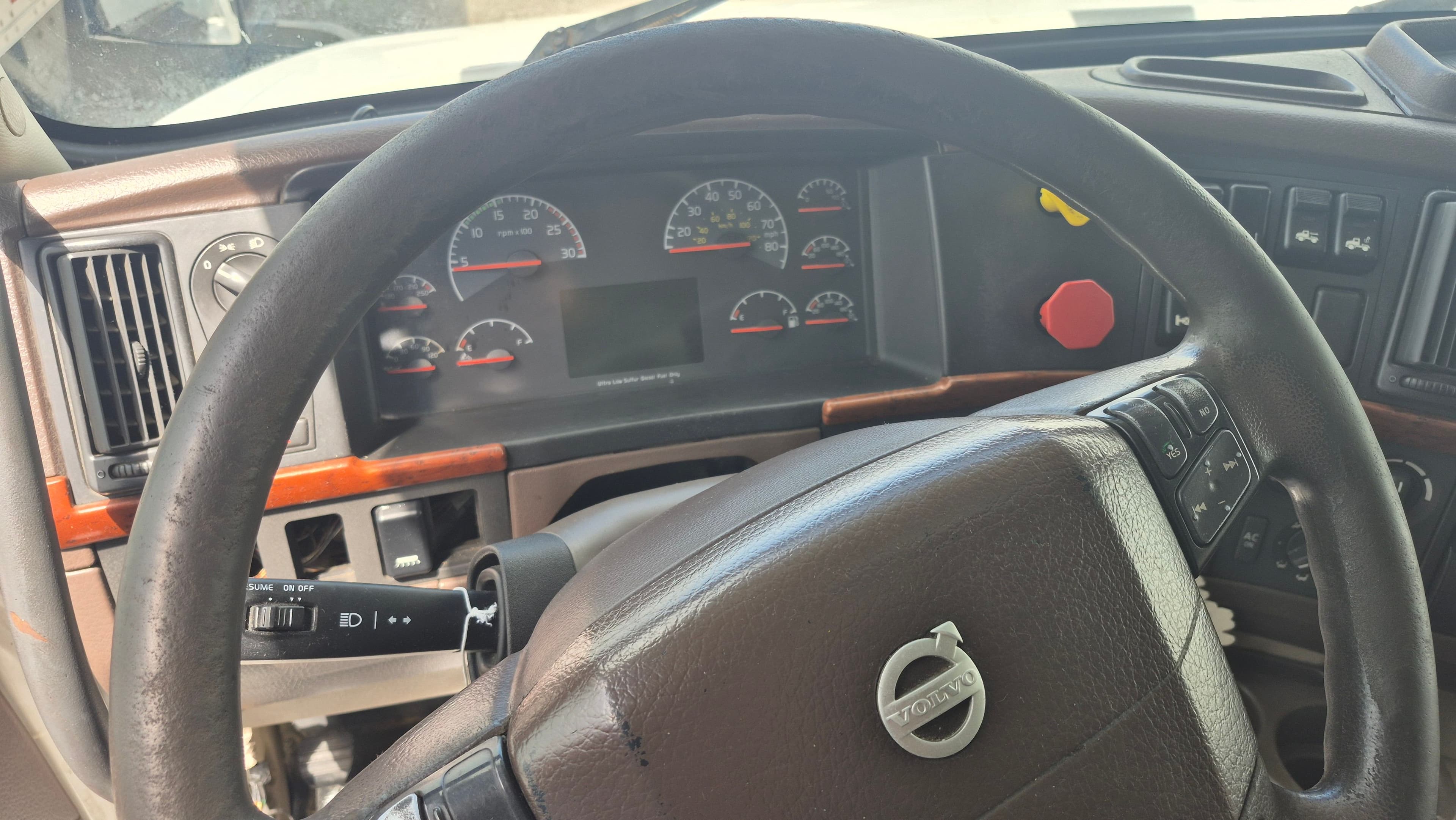 2016 Volvo VNL670 image 11