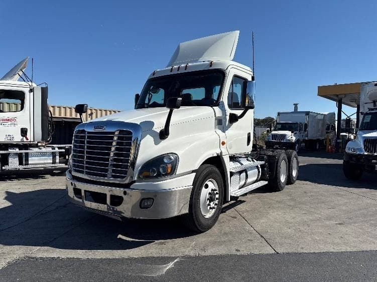 2018 Freightliner Cascadia image 2