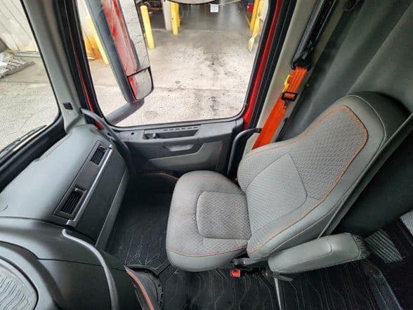 2023 Volvo VNL64T760 image 15