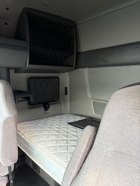 2021 INTERNATIONAL LT TNF112006 Web image 8