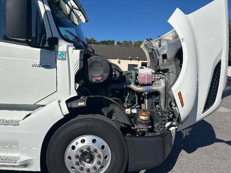 2022 Volvo VNL image 10