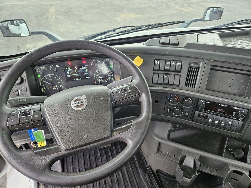2019 Volvo VNR image 9
