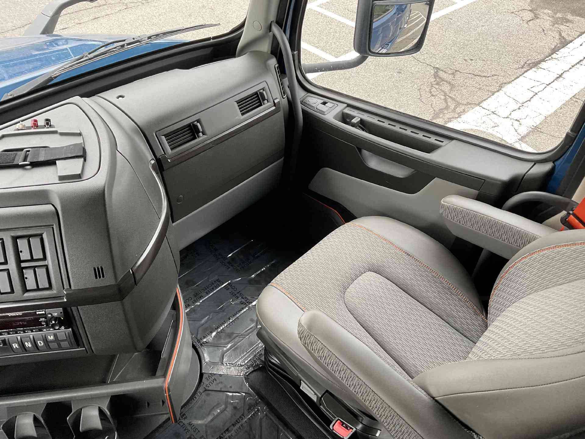 2022 Volvo VNL image 3