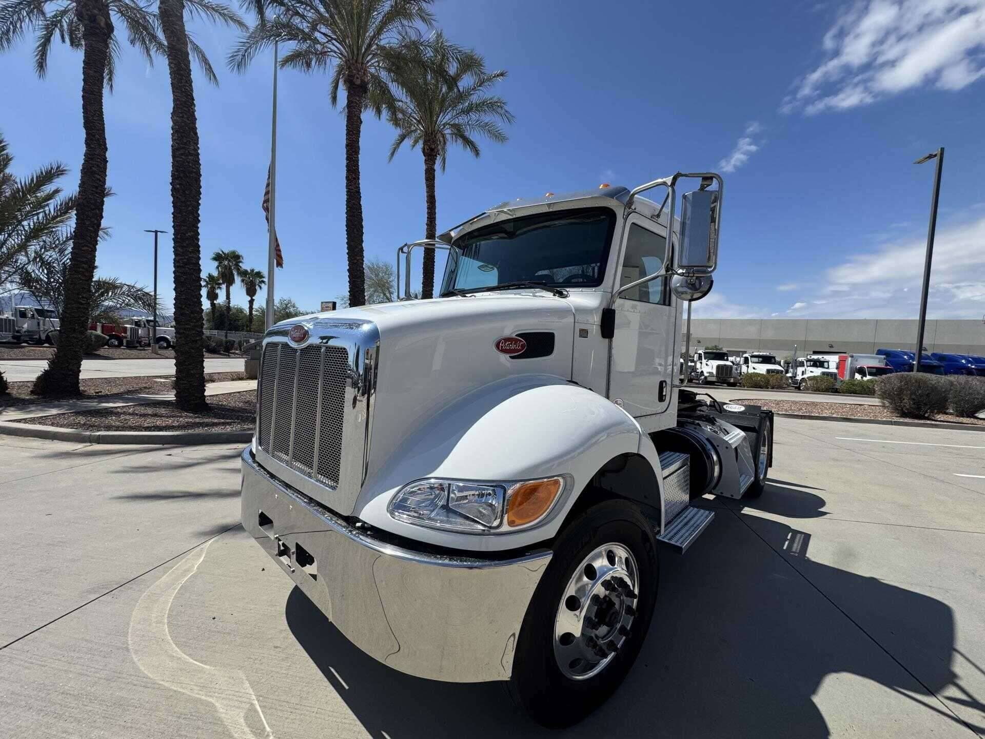 2018 Peterbilt 337 image 1