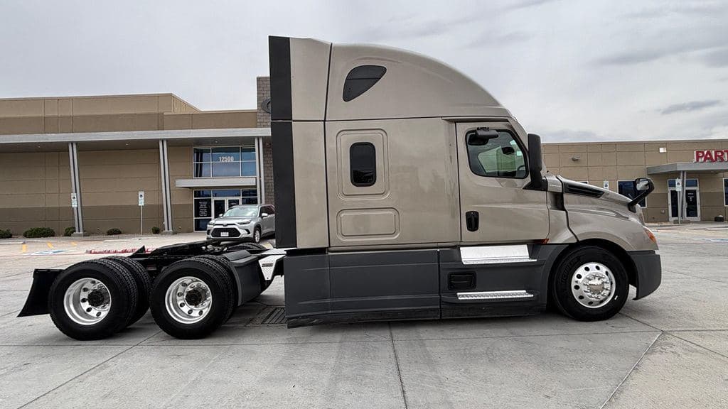 Used 2024 FREIGHTLINER PT126064ST image 2