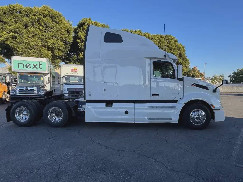 2022 Peterbilt 579 image 3