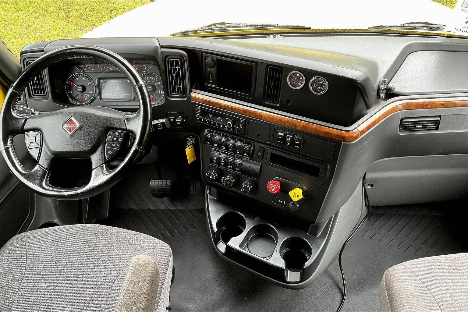 2022 International LT625 Sleeper Semi Truck - 73" Raised Roof Sleeper, A26 400HP, 11 Speed image 6
