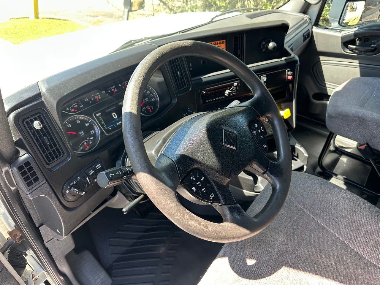 2018 International LT625 image 20