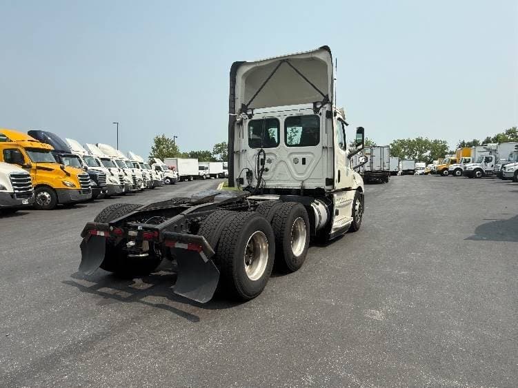 2019 Freightliner Cascadia 126 Day Cab Truck - 435HP, 12 Speed Automatic image 7