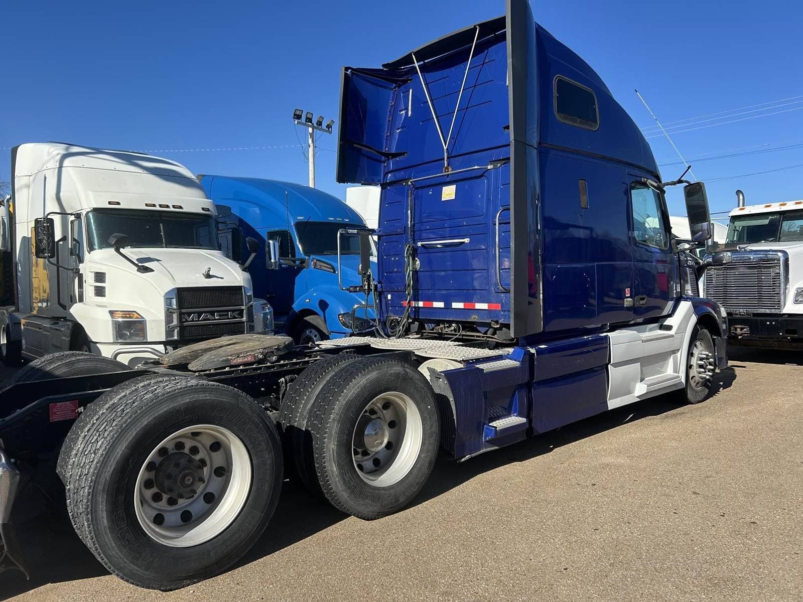 2016 Volvo VNL64T670 image 8