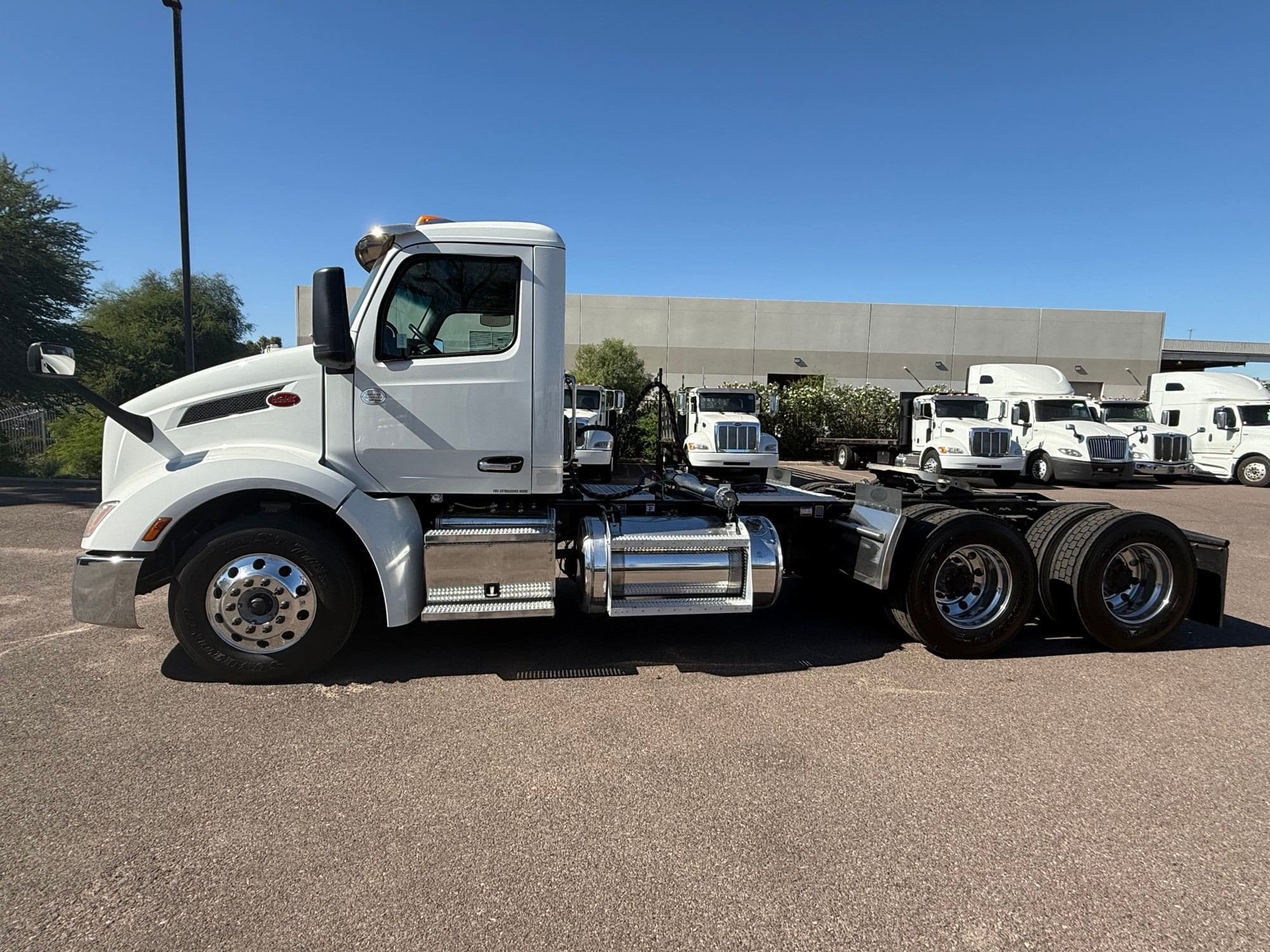 2023 Peterbilt 579 image 2