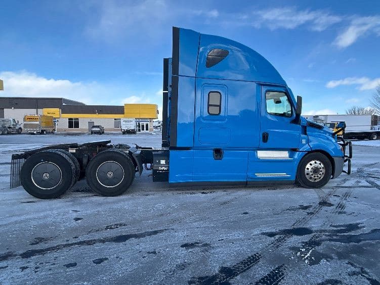 2020 Freightliner Cascadia 126 image 7