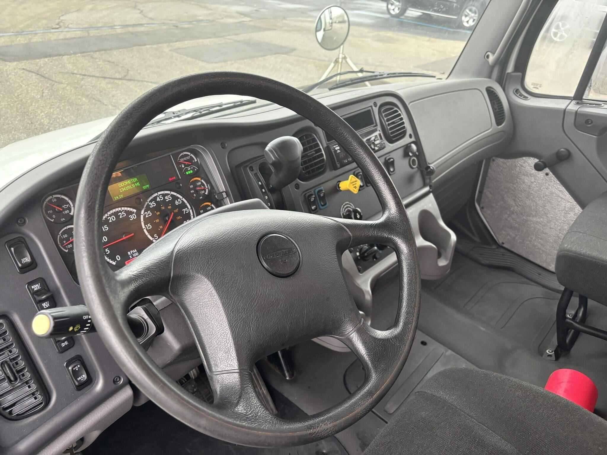 2019 Freightliner M2 image 2