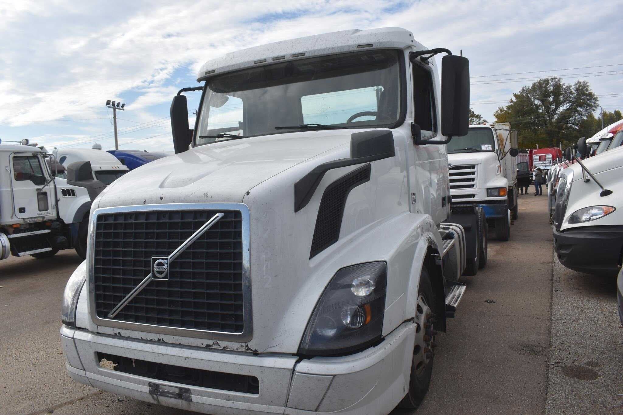 2018 Volvo VNL62T300 image 1