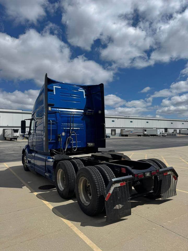 2021 Volvo VNL670 image 5