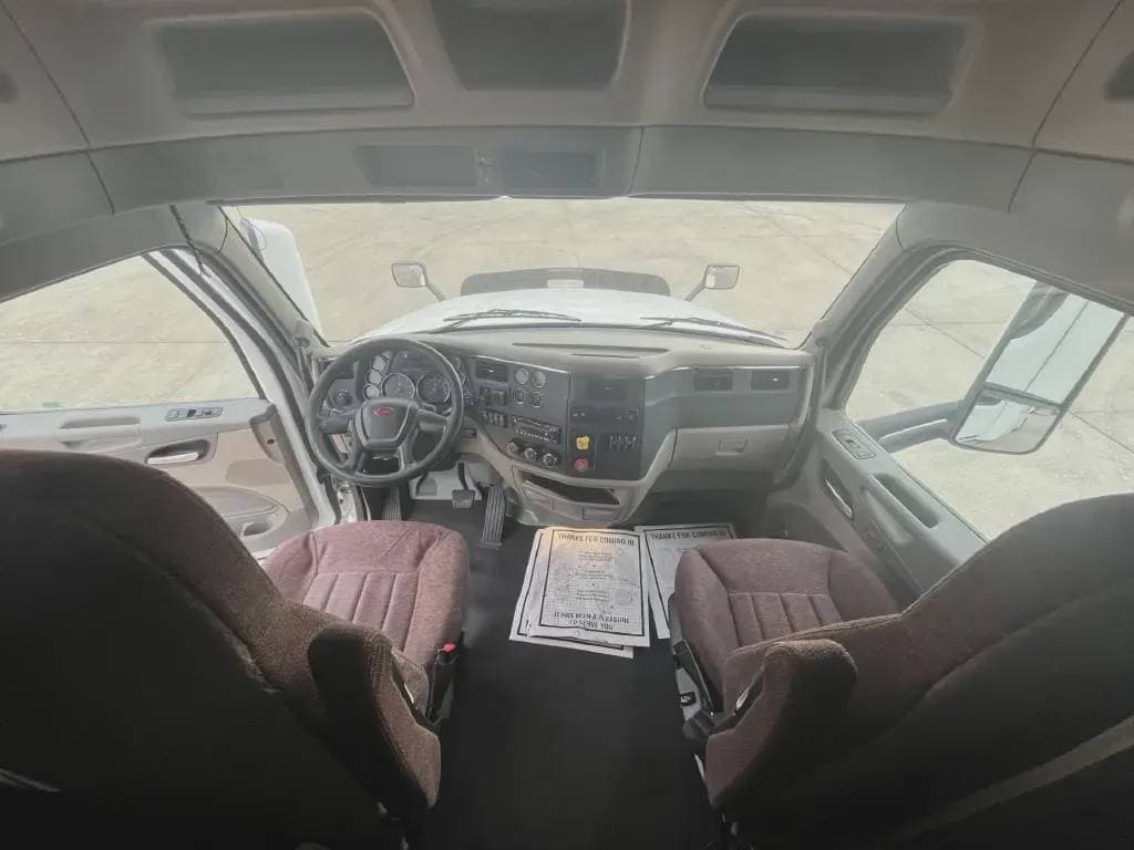 2022 Peterbilt 579 image 7