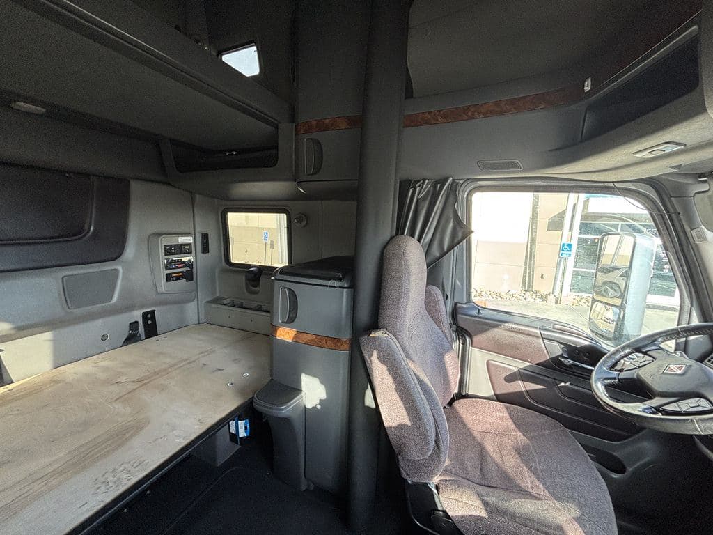 Used 2021 INTERNATIONAL LT625 image 2