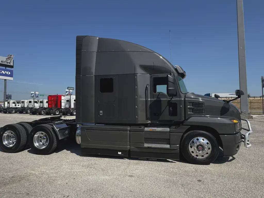 Used 2021 MACK Conventional - Sleeper Truck image 3