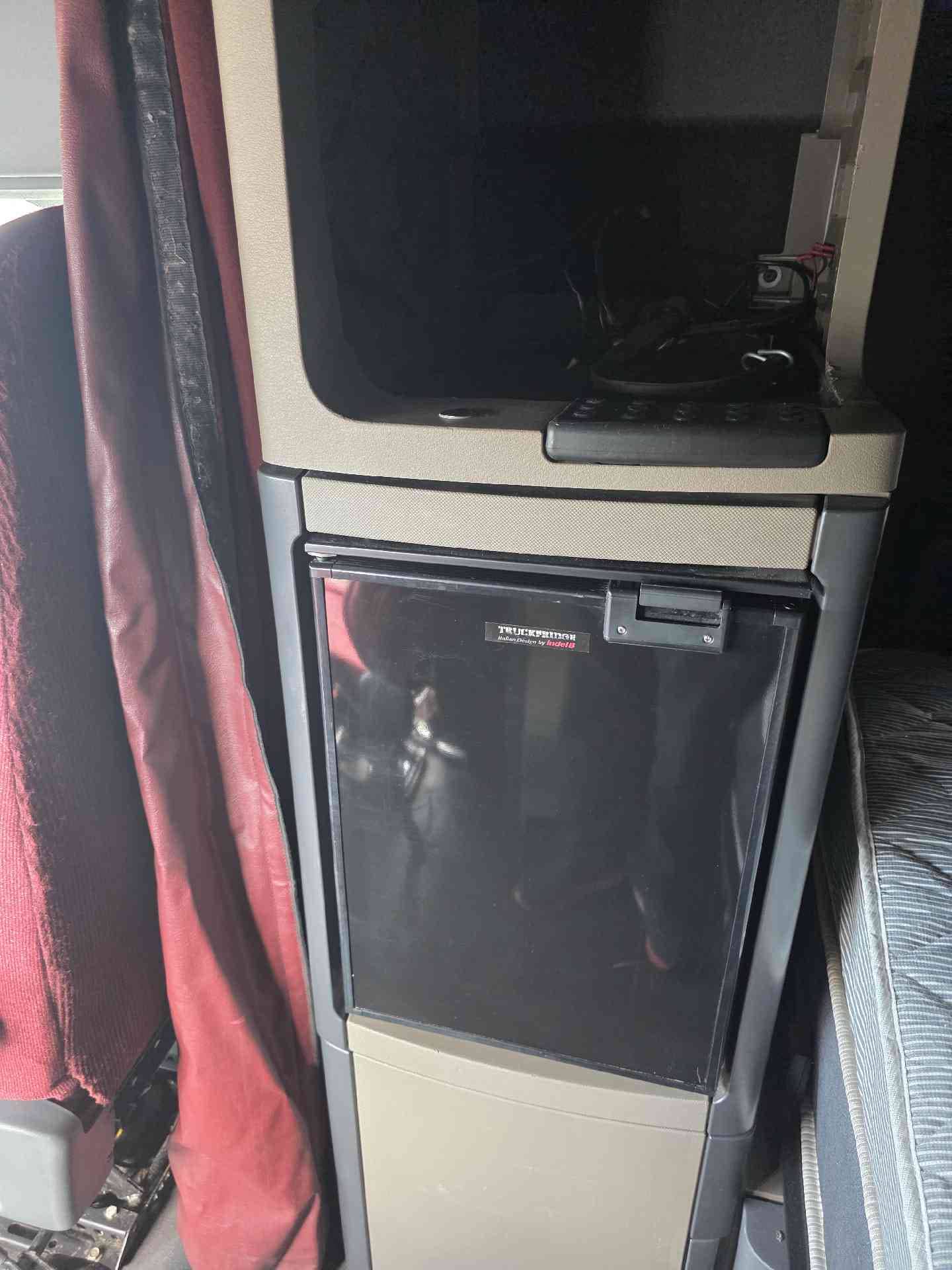 2016 Freightliner Cascadia image 8