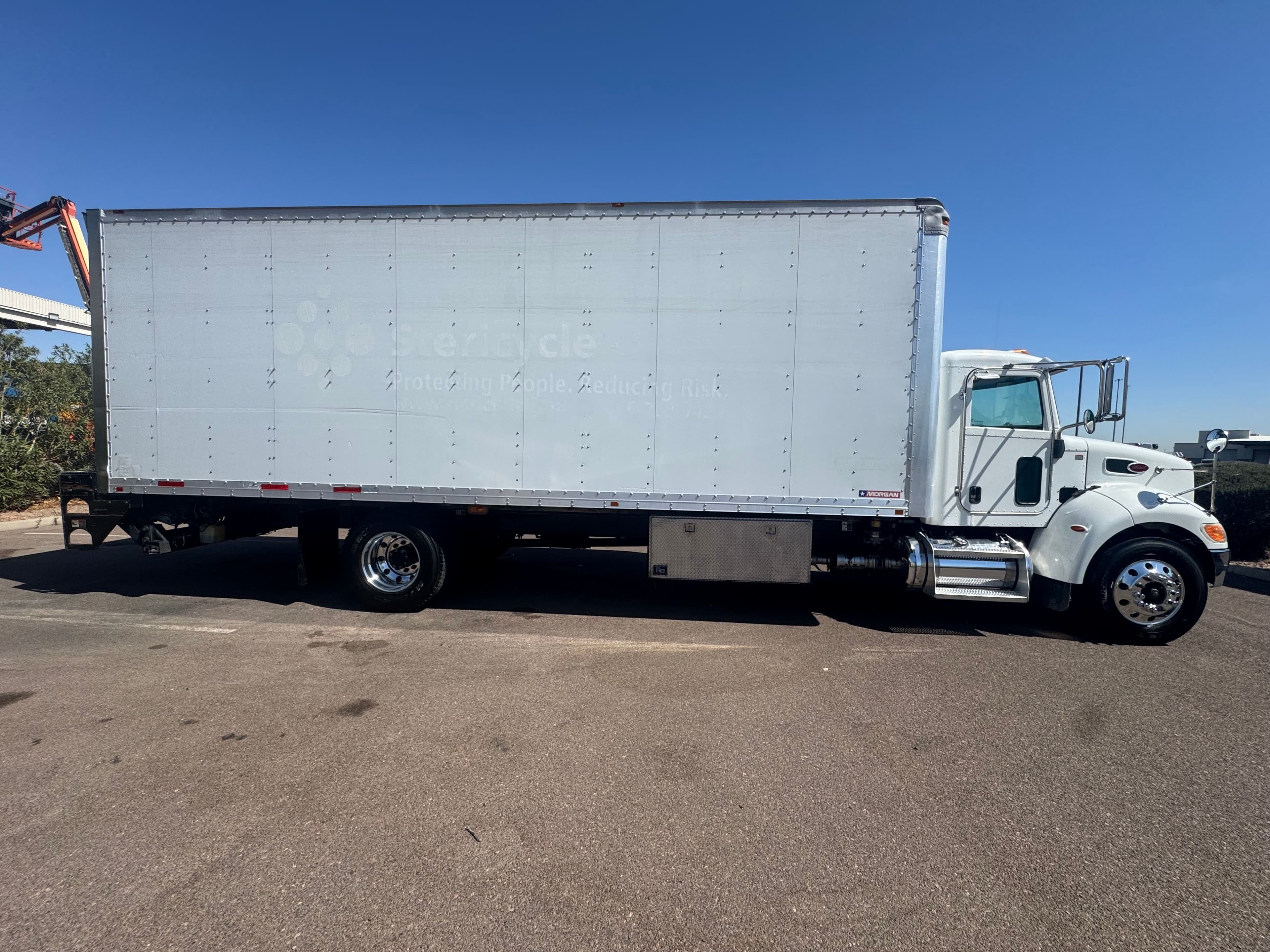 2019 Peterbilt 330 image 4