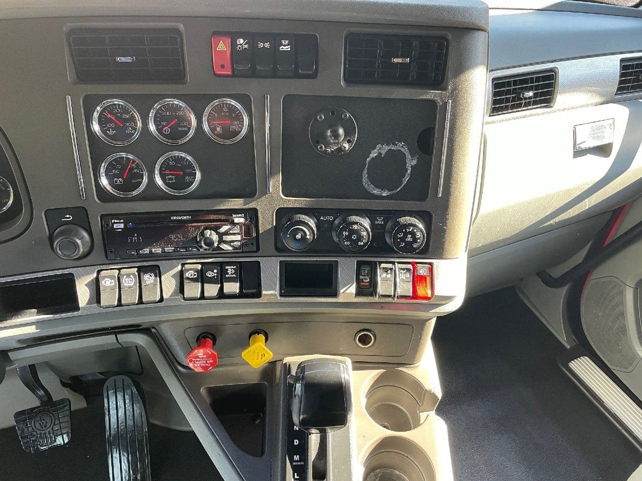 2018 Kenworth T680 image 23