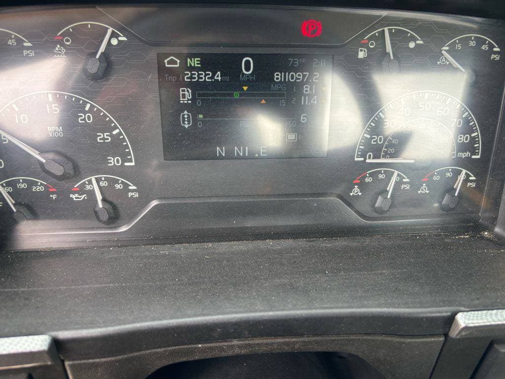 2019 Volvo VNR image 9