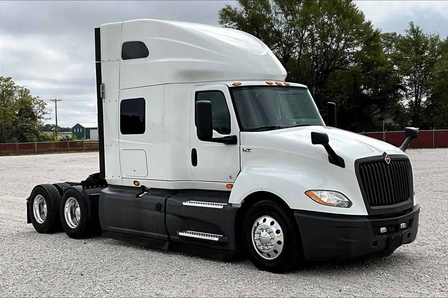 2021 International LT625 image 1