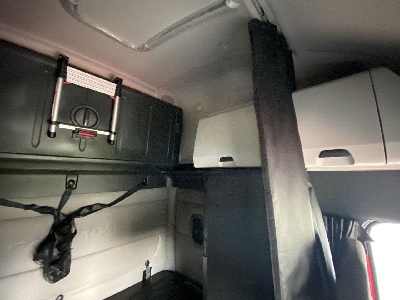 2021 FREIGHTLINER Cascadia CA126 Tandem Axle Sleeper image 16