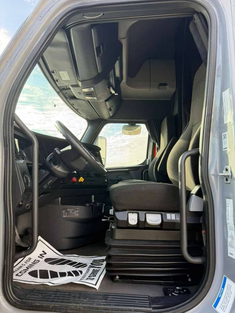 2024 Freightliner Cascadia image 5