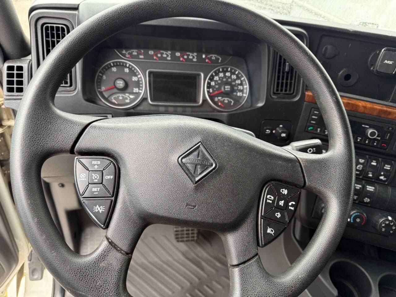 2022 International LT625 image 12