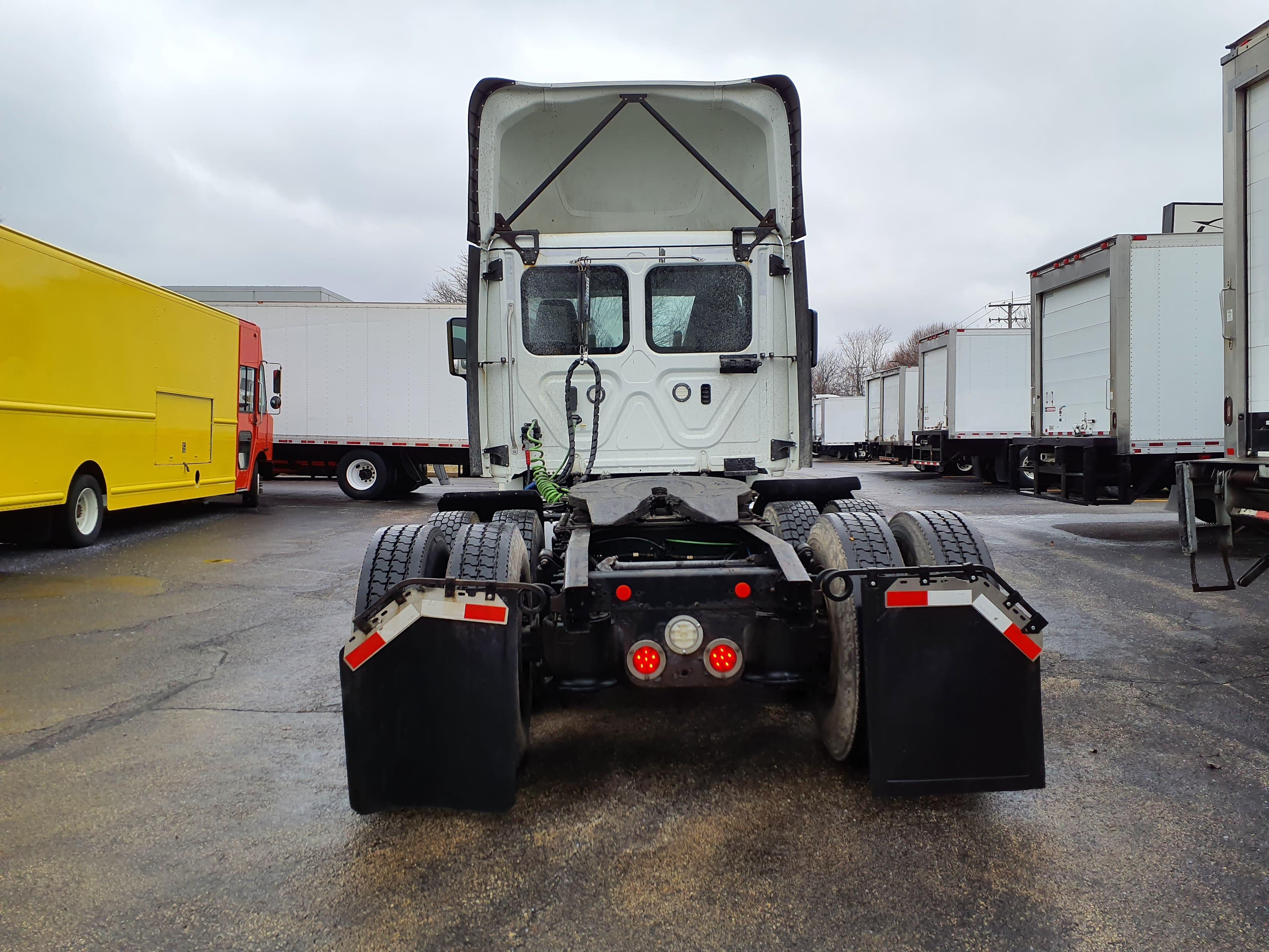 Used 2019 FREIGHTLINER/MERCEDES Conventional - Day Cab - CASCADIA 125 image 5